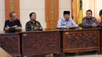 Gubernur Muhidin Hadiri Konferensi Pers Penyerahan Hasil Uji Kompetensi Seleksi KPID Kalsel periode 2024-2027 kepada Komisi I DPRD Kalsel