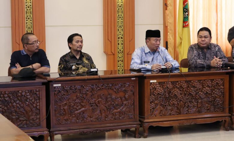 Gubernur Muhidin Hadiri Konferensi Pers Penyerahan Hasil Uji Kompetensi Seleksi KPID Kalsel periode 2024-2027 kepada Komisi I DPRD Kalsel